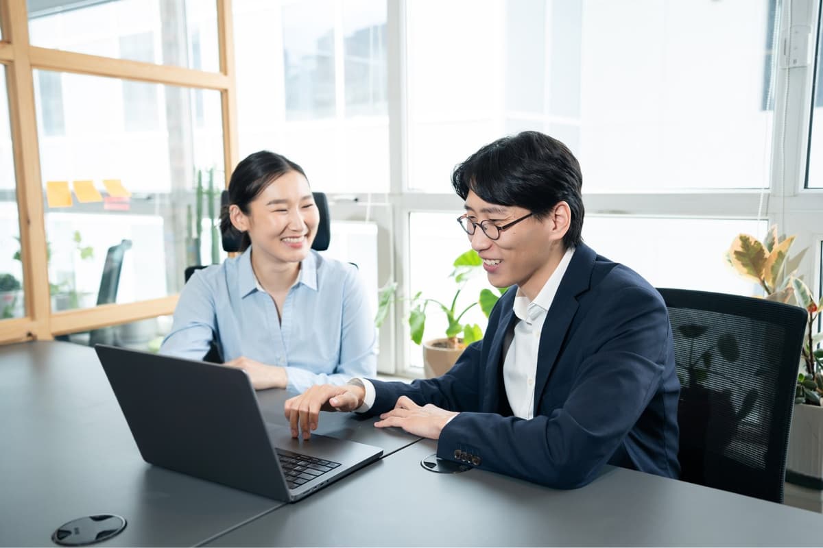 Хамтран ажиллаж буй хүмүүс оффисын орчинд